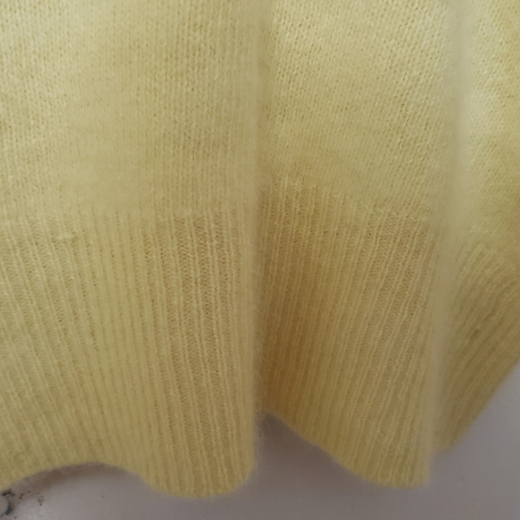 Beautiful Yellow Wool Angora I V-neck Sweater - Picture 5 of 12